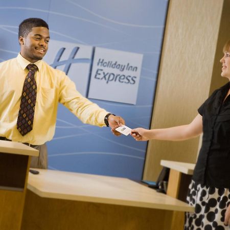 Holiday Inn Express & Suites Alexandria - Fort Belvoir By Ihg Exterior foto
