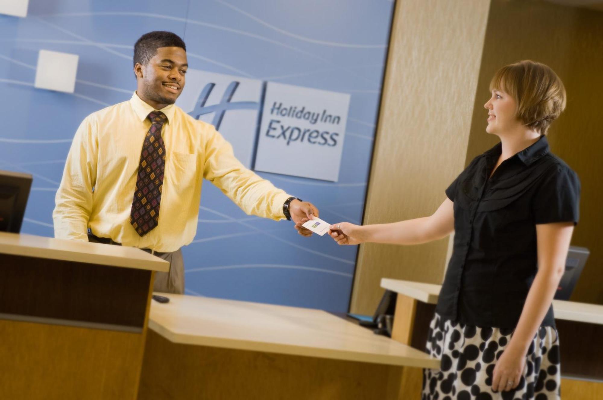Holiday Inn Express & Suites Alexandria - Fort Belvoir By Ihg Exterior foto